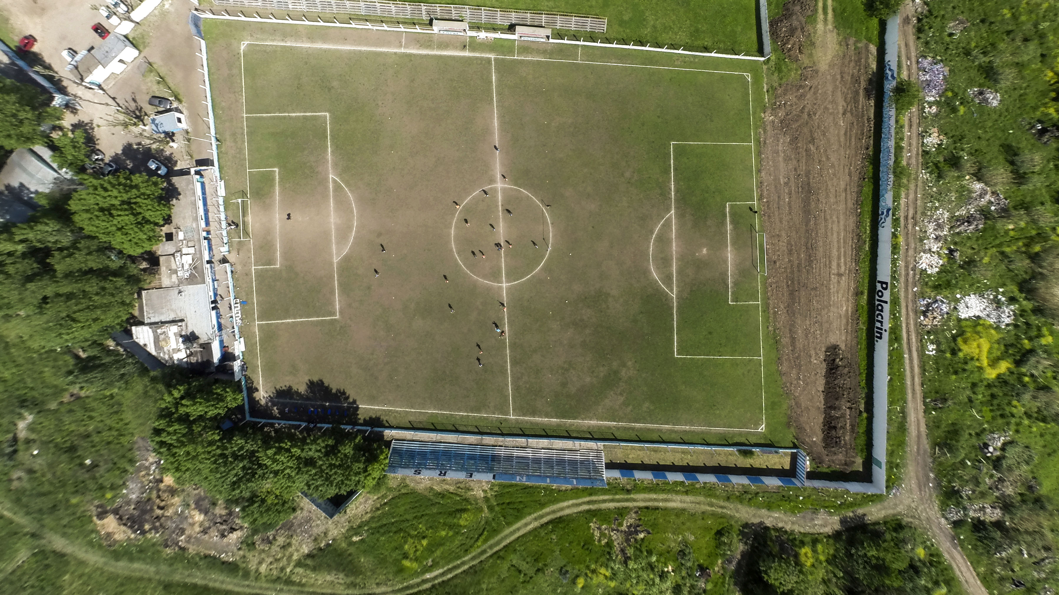 Argentina: club endereza su cancha torcida 30 años después